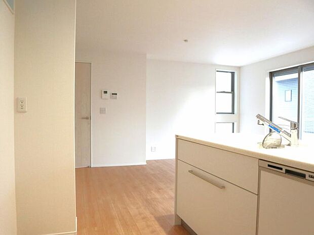 対面式システムキッチン キッチンはご家族との会話が楽しめる対面式タイプを採用。リビングで遊ぶお子様の様子をうかがいながらお料理もできます。