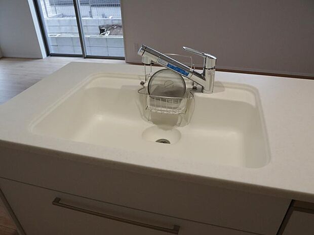 浄水器付きキッチン水栓 キッチンの水栓には、浄水器を標準装備。水道水をそのまま飲むことができ、お米などをおいしく炊くことも可能です。