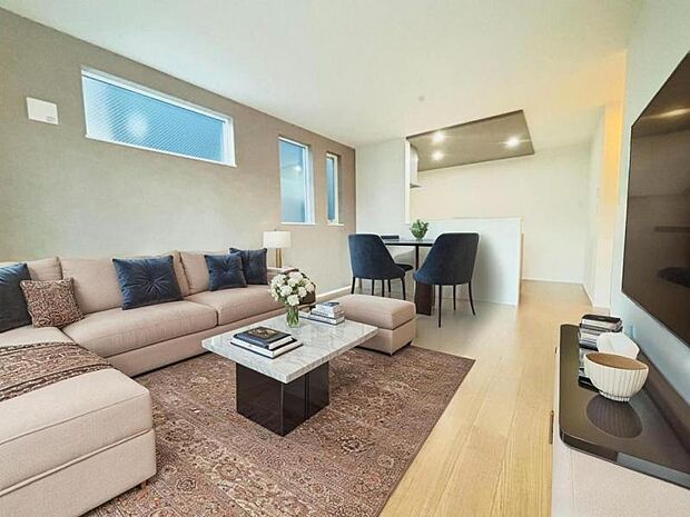 リビング（配置してある家具はCGによるイメージです）光と風があふれる開放的なリビングダイニングには自然と家族みんなが集まってきます。明るく穏やかな空気の中で幸せを感じさせてくれる場所です。