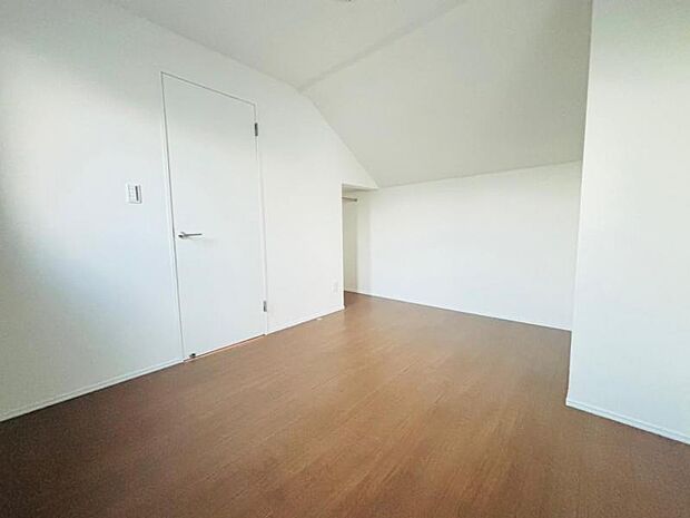 住まう方自身でカスタマイズして頂けるようシンプルにデザインされております。自由度が高いので現地にて配置などを打ち合わせさせて頂きます。