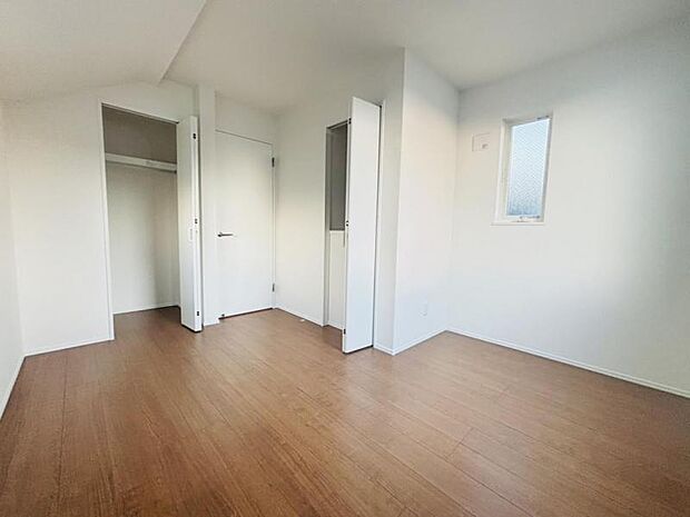 季節のお洋服などの保管が可能な収納スペースを設けております。居室内に余計な収納を置く必要がないため、家具を置くスペースを広く確保できます。