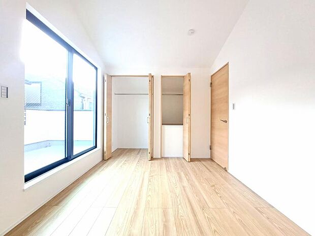 洋室6帖 日々の疲れを癒してくれる主寝室。自由度が高いので家具のレイアウトでお好みの空間を創りだせます。