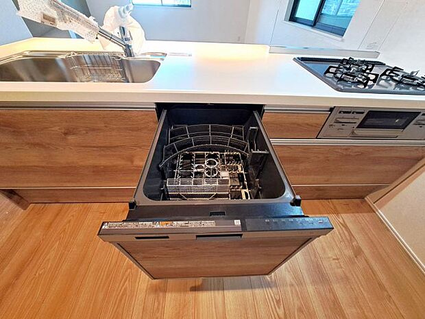 食器洗浄乾燥機を標準装備。作動中は他の家事を並行して進めることができ、家事の時短と負担軽減につながります。高温、高圧水流で洗浄するため、除菌・消臭効果が期待でき、衛生面での安心感が高まります。また、手