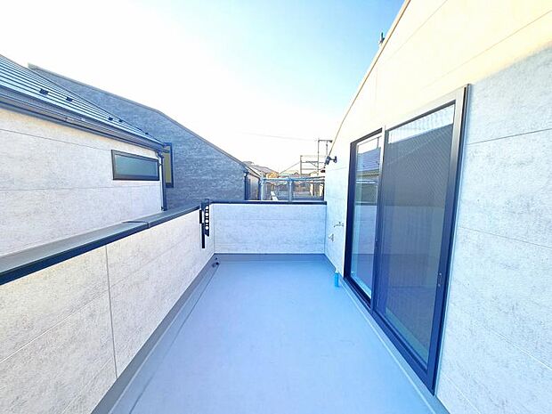 使い易いバルコニー。やわらかな陽射し・心地よい風。どこまでも広がる空の下、限りない開放感を味わえる空間です。