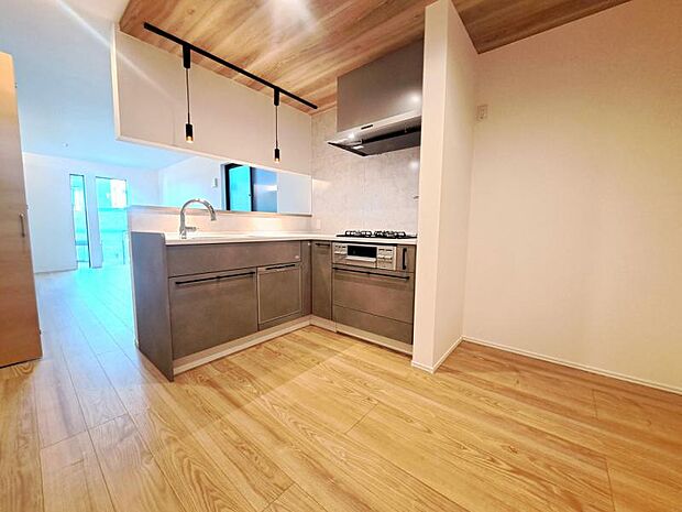 家事動線に配慮されたＬ字型対面式システムキッチン。キッチンからリビング全体が見渡せます。食洗機と浄水器が付き、収納力もあるキッチンはお料理が捗ります。