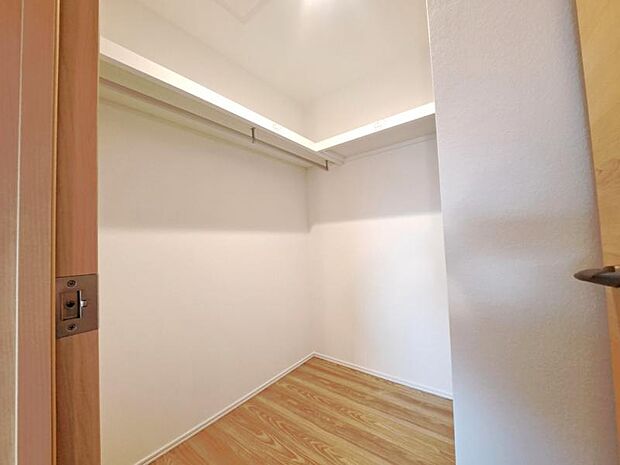 ファミリークロークには普段使わない季節用品やトランクなど、大きなものもラクラク収納できます。