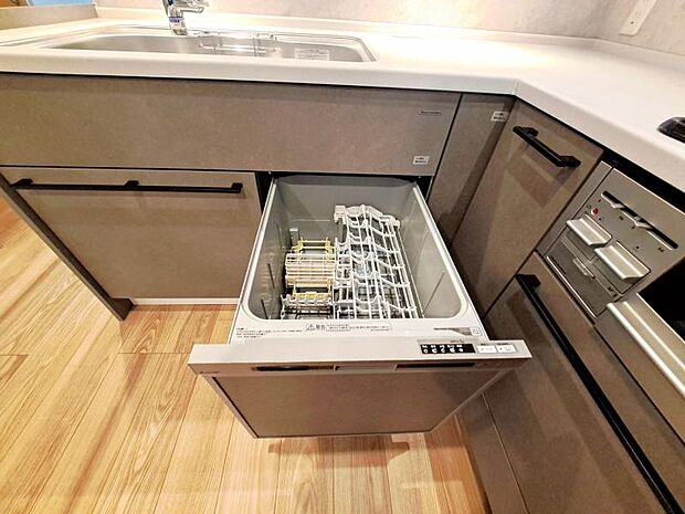 食器洗浄乾燥機を標準装備。作動中は他の家事を並行して進めることができ、家事の時短と負担軽減につながります。高温、高圧水流で洗浄するため、除菌・消臭効果が期待でき、衛生面での安心感が高まります。また、手