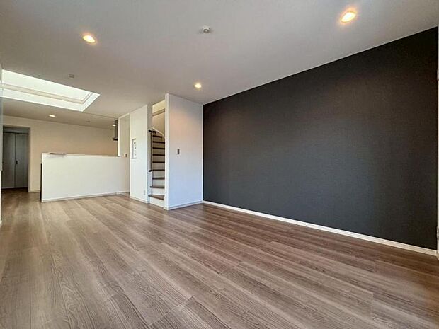 LDK16帖　床暖房完備。話に夢中になりすぎて、時間を忘れてしまう。そんな束の間の幸せを感じられる空間です。