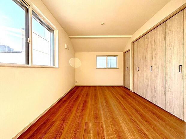 洋室7帖　居室には収納スペースが豊富なため、シンプルですっきりとした暮らしが実現できます。