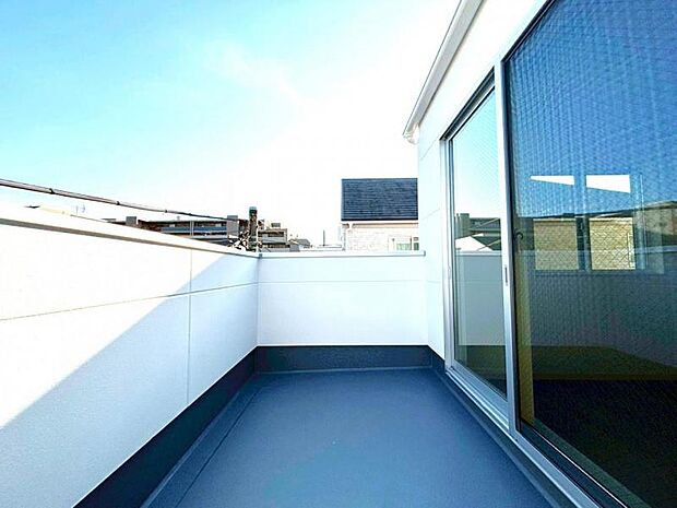 使い易いバルコニー。やわらかな陽射し・心地よい風。どこまでも広がる空の下、限りない開放感を味わえる空間です。