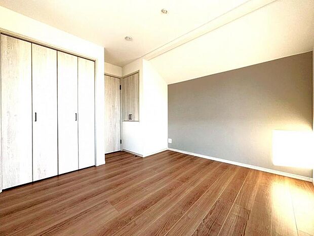 洋室6帖　窓から注がれる光で家族とのコミュニケーションも明るくなりそうな居室です。