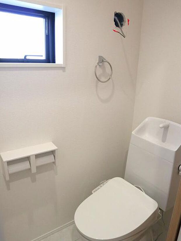 ウォシュレット付き清潔感の溢れるトイレです。落ち着いた空間で安らぎのひとときをお過ごし頂けます。（2か所あります）