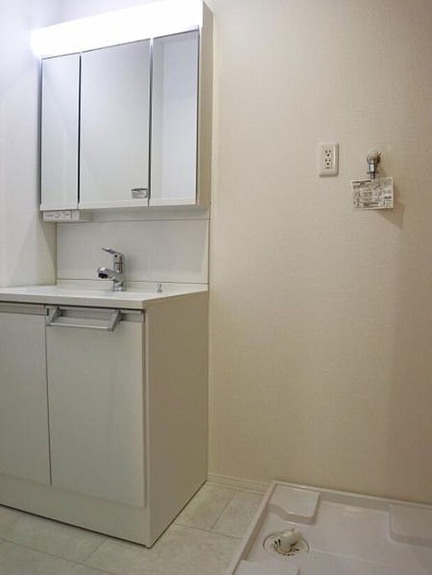 三面鏡の裏は機能的な収納を配置。コンセントも付いているため電動シェーバーや電動歯ブラシも収納できます。