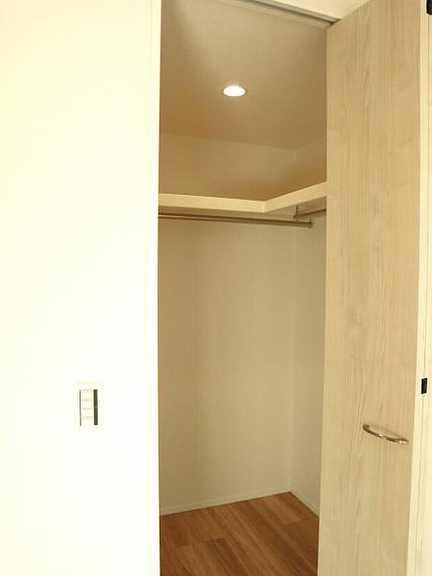 ウォークインクローゼットには普段使わない季節用品やトランクなど、大きなものもラクラク収納できます。