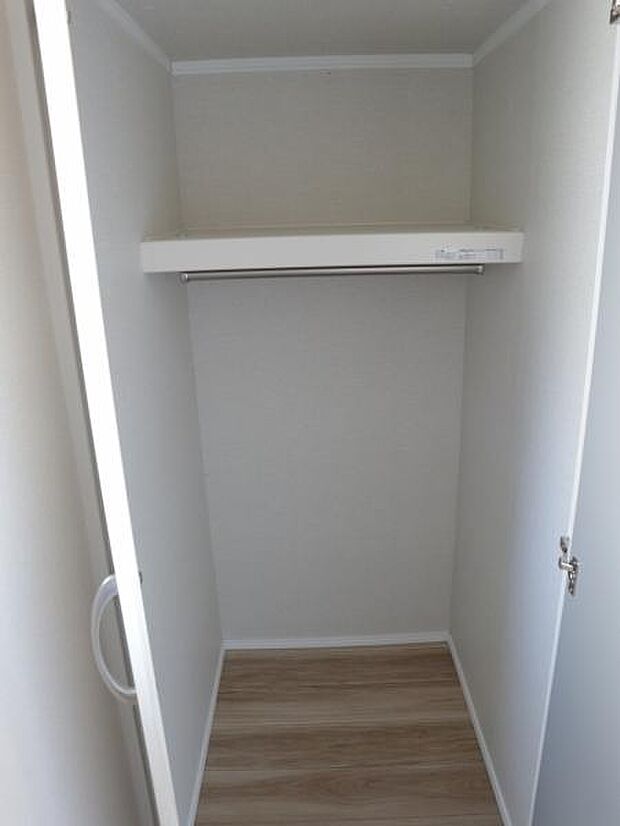 クローゼットには棚やハンガーパイプが備えられているので、大切なお洋服にしわを付けずにそのまましまうことが出来ます。