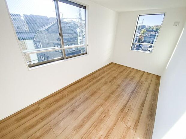 一日の疲れをいやしてくれる主寝室。時を忘れて過ごす場所として過ごせるお部屋です。窓からたっぷりと陽光が注がれる明るい空間は家族の成長に対応できる永住仕様の間取り。