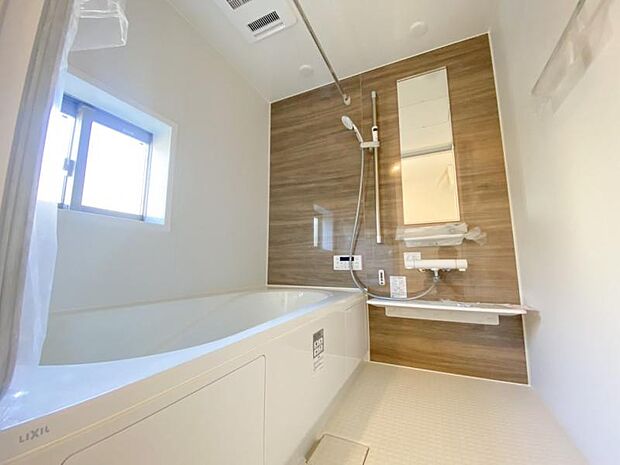 一日の疲れを癒してくれる浴室。高級感あるカラーと大きさ・柔らかな曲線で構成された半身浴も楽しめるバスタブが心地よさをもたらしてくれる落ち着いた空間です。