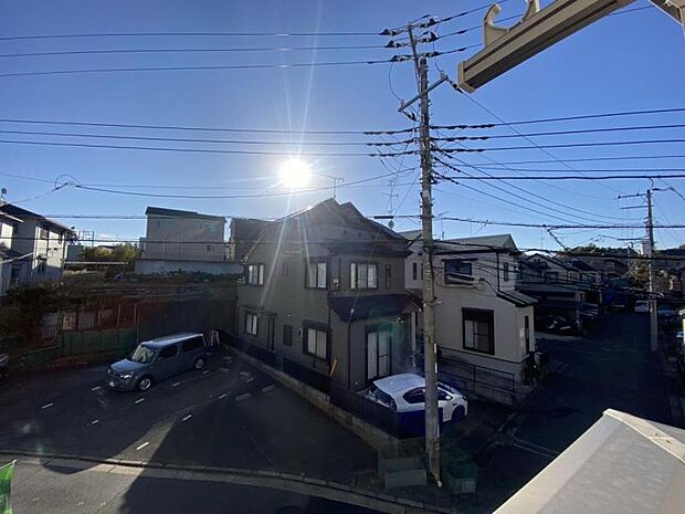 青いキャンパスに描かれた未来。この街に移り住み、この街で過ごす私たちの未来は、きっとこの雲のようにいろいろな形の幸せへと変わり、溢れるほど運んで来てくれることでしょう。