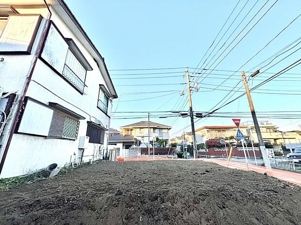 完成時期は3月です。完成見本や同ボリュームの完成物件もご案内しておりますので、お気軽にお問い合わせ下さいませ。(12/12)