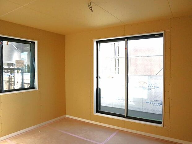 洋室6.9帖 大きな窓からたっぷりと陽光が注がれる明るい空間。一日の疲れをいやしてくれる主寝室。(2025.11.28撮影)