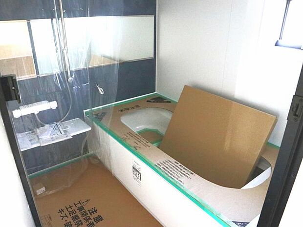 小窓や浴室乾燥機付きで雨の日の洗濯も可能です。汚れが付き辛くお掃除が楽な仕様となっております。(2025.11.28撮影)