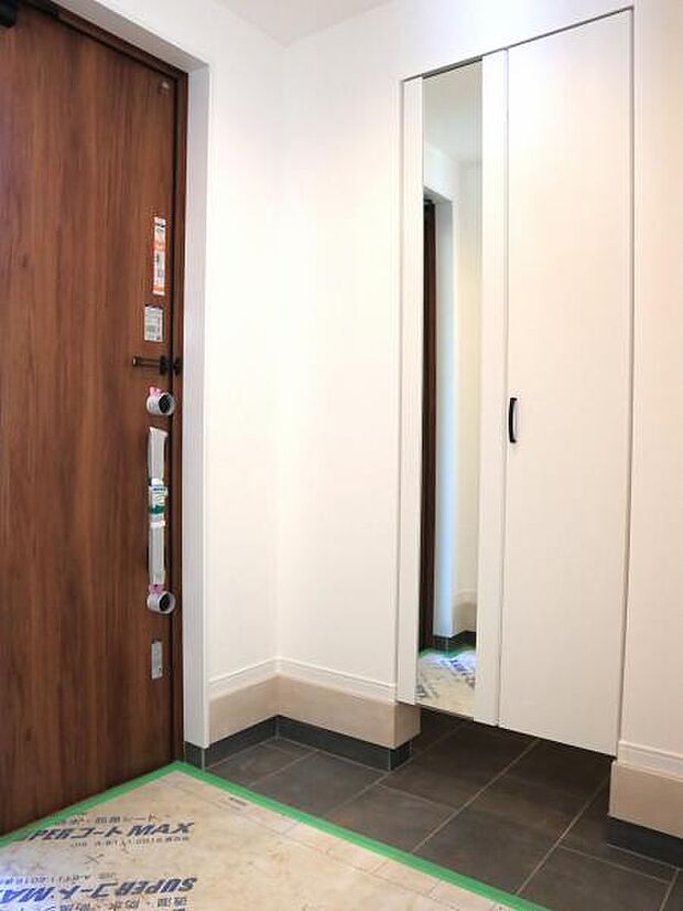 玄関のシューズクロークには鏡がついており玄関を広く見せつつ身だしなみを整えることができます。