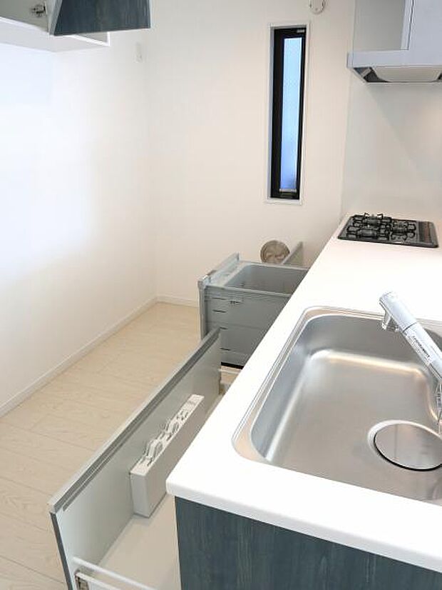 広々とした対面式キッチンスペース。食洗機と浄水器が付き、収納力もあるキッチンはお料理が捗ります。