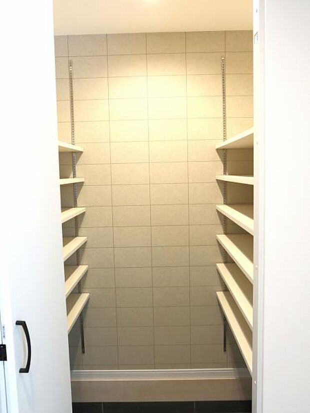 玄関にある大きな収納は、お子様のベビーカーやパパのゴルフバッグ、ママの靴をたくさん置いてもまだまだ余裕たっぷりです。