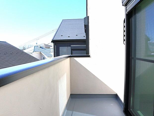 風通しのよいバルコニー。お洗濯物も乾かしやすいですね。