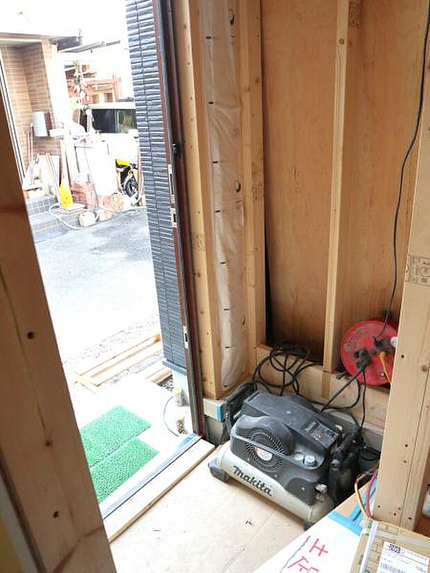 一日の始まりと終わりはこちらの玄関から。今後ご家族の「行ってきます」「ただいま」が行き交う空間となるでしょう。（2025.12.8撮影）