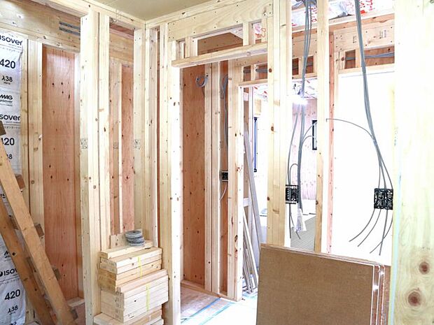 現地で広さのご体感ができます。図面と合わせてご説明しますので、お気軽にお問い合わせください（2025.12.8撮影）