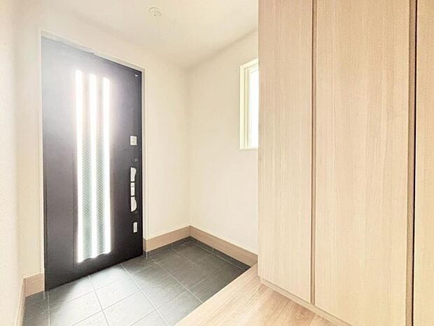 雑多な玄関ではなくスッキリ空間としてお家の顔になるよう設計いたしました。（2025.12.23撮影）