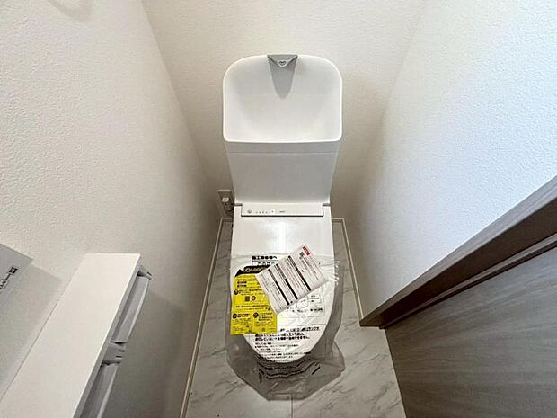 小窓とウォシュレット付きの清潔感の溢れるトイレです。落ち着いた空間で安らぎのひとときをお過ごし頂けます。（2か所あります）（2025.12.23撮影）