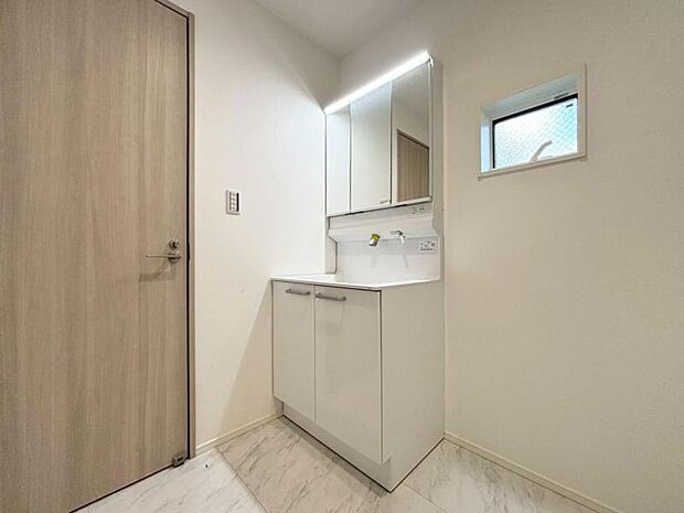 三面鏡はコンセントも付き裏は機能的な収納を配置。小窓も付いたパウダールームです。（2025.12.23撮影）