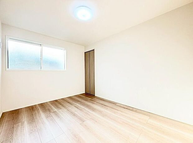 洋室6帖　居室には収納スペースが豊富なため、シンプルですっきりとした暮らしが実現できます。（2025.12.23撮影）