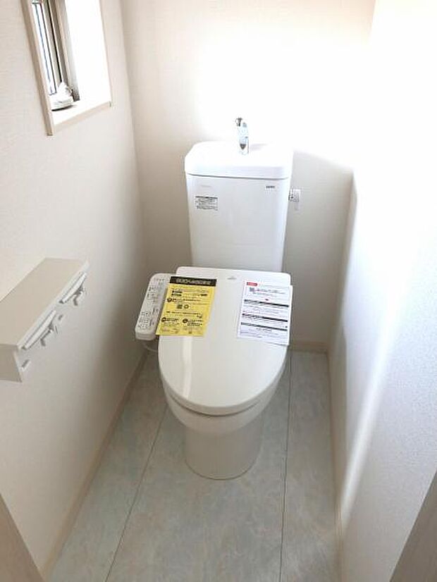 ウォシュレット付き清潔感の溢れるトイレです。落ち着いた空間で安らぎのひとときをお過ごし頂けます。（2か所あります）