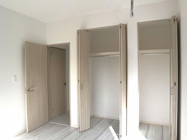 クローゼットには棚やハンガーパイプが備えられているので、大切なお洋服にしわを付けずにそのまましまうことが出来ます。