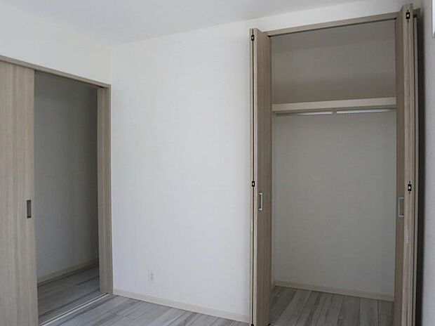 クローゼットには棚やハンガーパイプが付いており、スーツや上着などがスッキリ収納可能です。