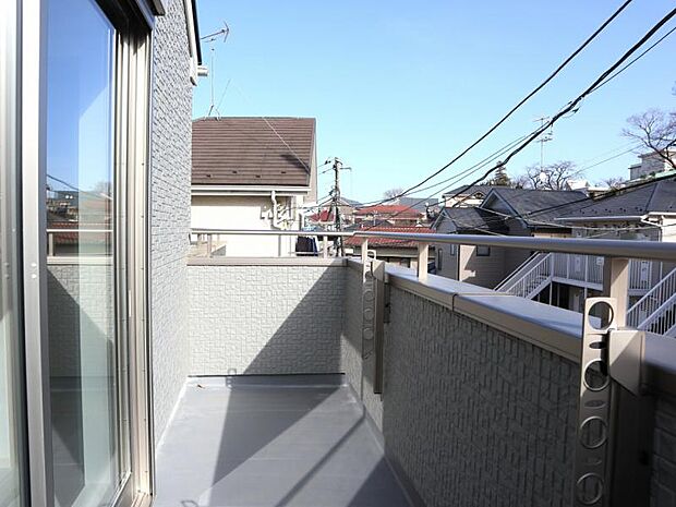 風通しのよいバルコニー。お洗濯物も乾かしやすいですね。