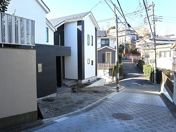 前面道路4ｍです。毎日のお車の出し入れもストレスなく行えます。（2025.12.18撮影）
