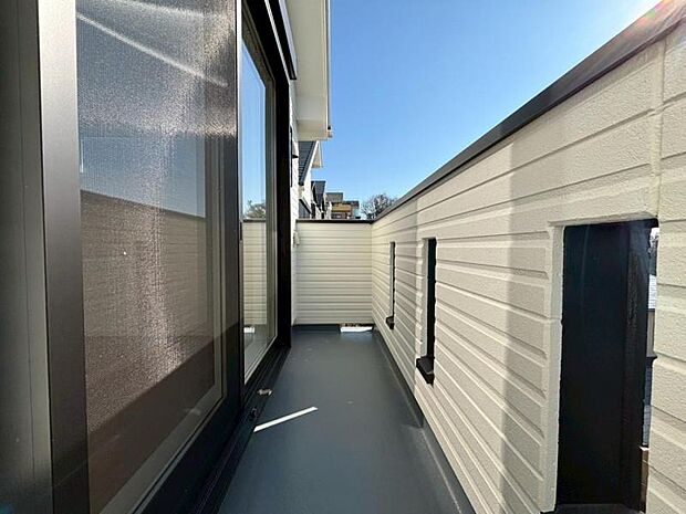 陽の光に照らされるバルコニーを、爽やかな涼風が吹き抜けていきます。（2026.1.16撮影）