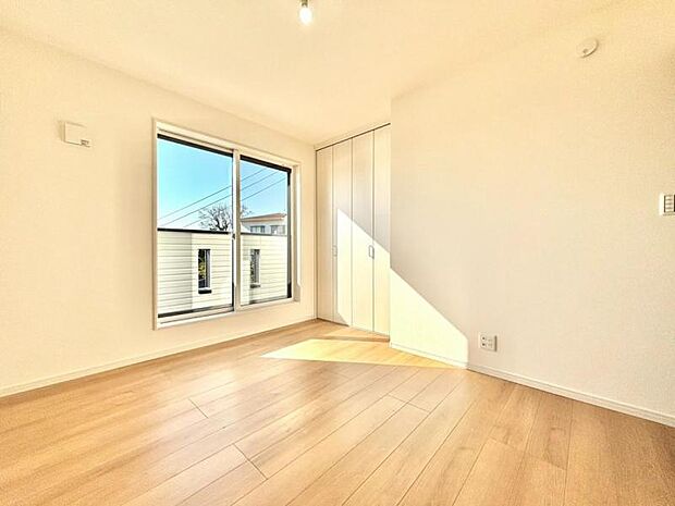 窓からたっぷりと陽光が注がれる、明るく快適なプライベート空間となっています。（2026.1.16撮影）