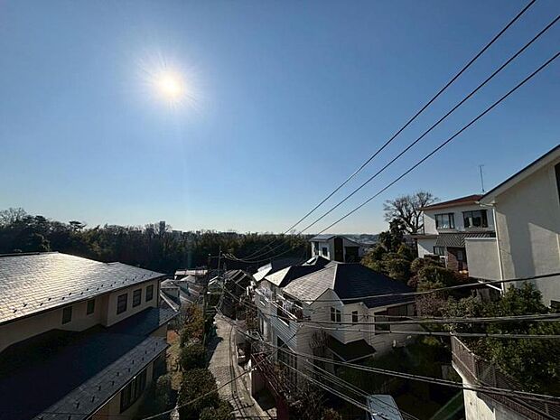 バルコニーからの眺望。季節による景色の変化を日常の生活と共に感じてください。（2026.1.16撮影）