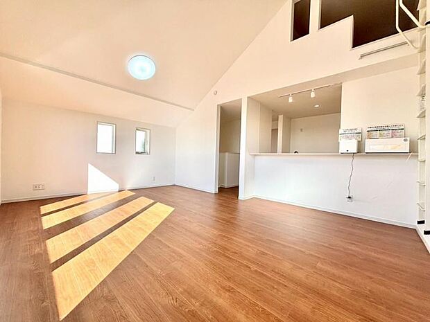 光と風があふれる開放的なリビングダイニングには自然と家族みんなが集まってきます。（2026.1.16撮影）