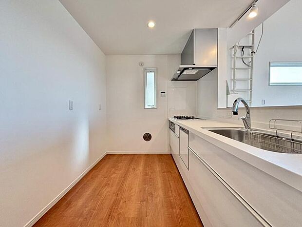 リビング全体が見渡せる対面式システムキッチン。お子様達がいつもママのそばにいられる安心感も生まれます。（2026.1.16撮影）