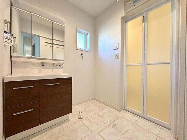 清潔感のあるワイドな洗面台は収納力もあり、いつでもすっきりとした洗面室に。（2026.1.16撮影）