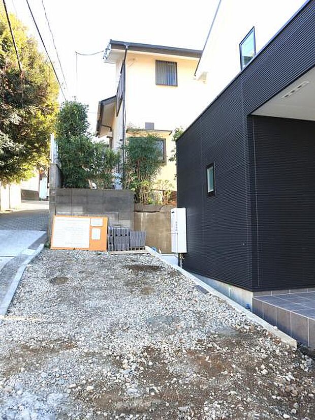 現地の状態をご覧いただくことで、隣接した環境をしっかりとご確認いただけます（2025.12.18撮影）