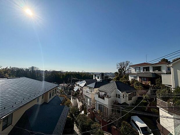 バルコニーからの眺望。季節による景色の変化を日常の生活と共に感じてください。（2026.1.16撮影）