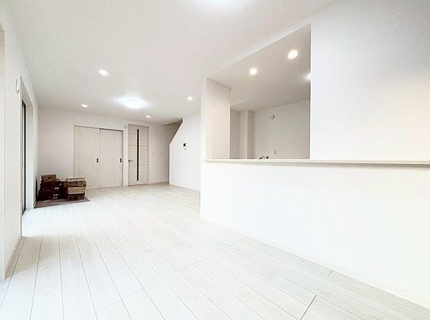 落ち着きのあるリビングです。お友達が遊びに来た時にも使えますし、ちょっと疲れた時にお昼寝できるのも嬉しいですね。（2026.1.16撮影）