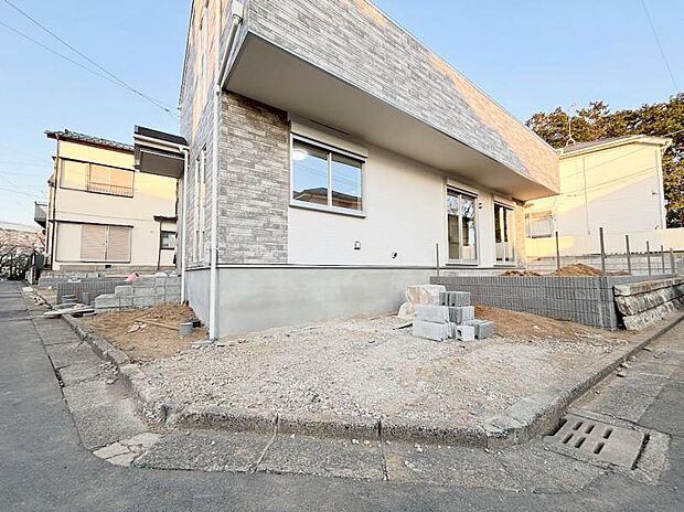 玄関につながる駐車スペースなので重い荷物の出し入れの負担を最小限に抑えられます。小さなお子様も安心・安全の乗り降りが出来ますね。（2026.1.16撮影）